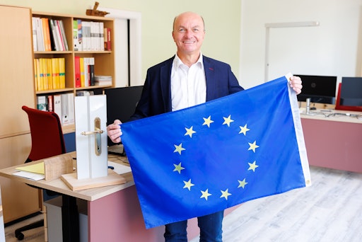 Ludwig Weichinger-Hieden, Landesinnungsmeister der Wiener
Tischler: „Die EU-Mitgliedschaft hat uns viele Chancen eröffnet –
etwa durch einheitliche Standards, Mobilität und Zugang zu neuen
Märkten. Nun gilt es, die Ausbildung hochzuhalten, die Qualität
unserer Produkte zu sichern und die gesellschaftliche Wertschätzung
für unser Handwerk weiter zu stärken. So bleiben wir auch in den
kommenden Jahrzehnten eine starke, kreative und lebendige Branche.“