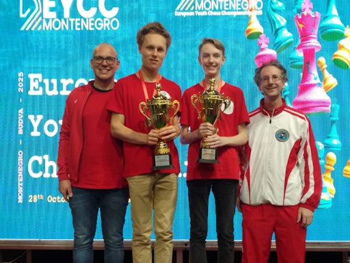 Vorschau Bild von Die beiden österreichischen Medaillengewinner der Jugend-WM 2025
im Standardschach mit ihren Trainern.