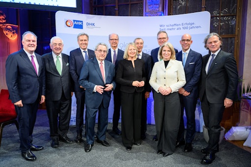 Vorschau Bild von Mitglieder DHK Präsidium v.l.n.r.: Thomas Gindele,
Hauptgeschäftsführer Deutsche Handelskammer in Österreich (DHK)
Walter Rothensteiner, Ehrenmitgliedschaft im Präsidium Christian
Jauk, 1. Vizepräsident Dieter Hundt, Ehrenpräsident Hans Dieter
Pötsch, Präsident Elisabeth Hintermann, Vizepräsidentin Thomas
Birtel, Vizepräsident Annette Mann, Vizepräsidentin Joachim
Schönbeck, Vizepräsident Axel Kühner, Vizepräsident Harald Pflanzl,
Ehrenmitgliedschaft