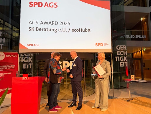 Vorschau Bild von Verleihung des European AI Innovation Award 2025 im
Willy-Brandt-Haus Berlin. Preisträger Senator Stefan Krajczar
(ecoHubX / SK Beratung Wien)