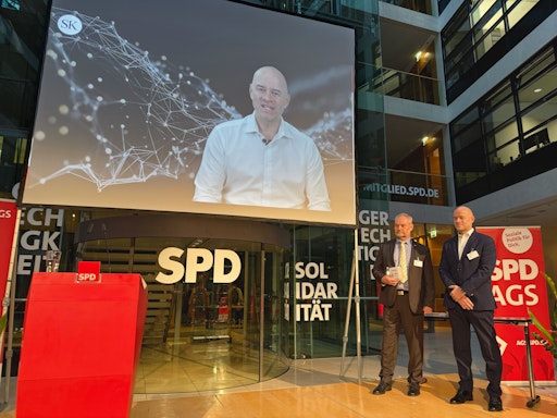 Vorschau Bild von Verleihung des European AI Innovation Award 2025 im
Willy-Brandt-Haus Berlin. Preisträger Senator Stefan Krajczar
(ecoHubX / SK Beratung Wien)