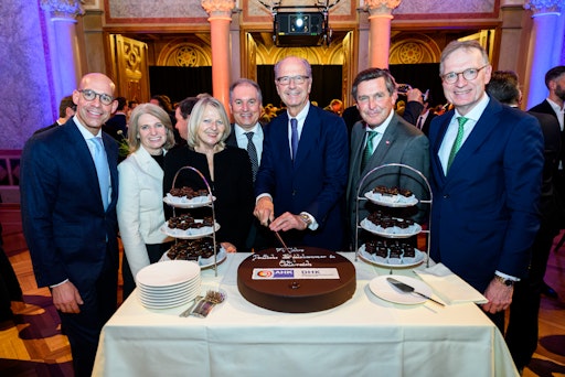 Vorschau Bild von Axel Kühner, ASK Management GmbH (Vizepräsident), Annette MANN,
Austrian Airlines AG (Vizepräsidentin), Elisabeth Hintermann,
Mühldorfer GmbH & Co. KG (Vizepräsidentin DHK), Vito Cecere,
Botschafter der Bundesrepublik Deutschland in Österreich, Hans
Dieter Pötsch, Volkswagen AG (Präsident DHK), KR Peter Hanke,
Bundesminister für Innovation, Mobilität, Infrastruktur, Joachim
Schönbeck, Andritz AG (Vizepräsident DHK)