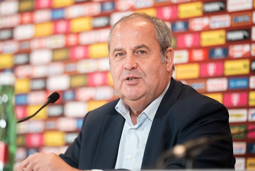 Vorschau Bild von Der PR- und Kommunikationsdienstleister APA-Comm hat die mediale
Sichtbarkeit von 160 CEOs der umsatzstärksten und ATX-notierten
Unternehmen Österreichs im Zeitraum Oktober 2024 bis September 2025
analysiert. ORF-Generaldirektor Roland Weißmann belegt demnach im
Analysezeitraum mit insgesamt 603 Punkten den ersten Platz im
Medienpräsenz-Ranking. Mit 295 Punkten folgen Josef Pröll, CEO der
Leipnik-Lundenburger Invest (LLI) auf Platz 2 und ÖBB-Chef Andreas
Matthä mit 246 Punkten auf Platz 3.