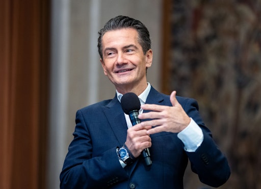 Der PR- und Kommunikationsdienstleister APA-Comm hat die mediale
Sichtbarkeit von 160 CEOs der umsatzstärksten und ATX-notierten
Unternehmen Österreichs im Zeitraum Oktober 2024 bis September 2025
analysiert. ORF-Generaldirektor Roland Weißmann belegt demnach im
Analysezeitraum mit insgesamt 603 Punkten den ersten Platz im
Medienpräsenz-Ranking. Mit 295 Punkten folgen Josef Pröll, CEO der
Leipnik-Lundenburger Invest (LLI) auf Platz 2 und ÖBB-Chef Andreas
Matthä mit 246 Punkten auf Platz 3.