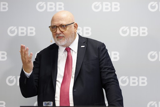 Vorschau Bild von Der PR- und Kommunikationsdienstleister APA-Comm hat die mediale
Sichtbarkeit von 160 CEOs der umsatzstärksten und ATX-notierten
Unternehmen Österreichs im Zeitraum Oktober 2024 bis September 2025
analysiert. ORF-Generaldirektor Roland Weißmann belegt demnach im
Analysezeitraum mit insgesamt 603 Punkten den ersten Platz im
Medienpräsenz-Ranking. Mit 295 Punkten folgen Josef Pröll, CEO der
Leipnik-Lundenburger Invest (LLI) auf Platz 2 und ÖBB-Chef Andreas
Matthä mit 246 Punkten auf Platz 3.