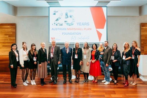 v.l.n.r.: Elisabeth Springler, Rafaela Vostatek, Latifeh Nasseri,
Barbara Weitgruber, Martin Bartenstein, Wolfgang Petritsch, Susan
McCaw, Marlies Berger, Karin Emprechtinger, Matthias Vostatek,
Kerstin Derntl, Claudia Kraif, Laura Behrends