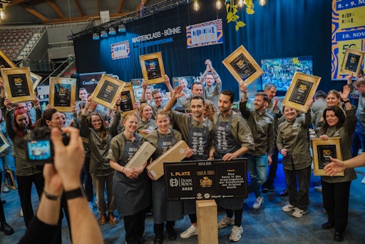 Alexander Fink (Mitte) gewinnt den Patisserie-Wettbewerb Doux
Heros von KALK&KEGEL und Confis Express.