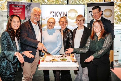 Vorschau Bild von 10 Jahre Prüf- und Koordinierungsstelle für Assistenz- und
Therapiebegleithunde am Messerli Forschungsinstitut der Vetmeduni
Wien wurden auch mit einer besonderen Torte gefeiert. Personen (von
links nach rechts): Maggie Entenfellner, Karl Weissenbacher, Barbara
Bockstahler, Claudia Kammerer, Nina Niehues, Ludwig Huber, Katharina
Krenn.