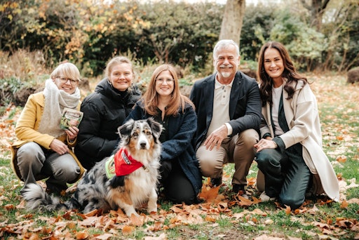 Vorschau Bild von Assistenzhund „Sky“ ist dem Team von PURINA (von links nach
rechts: Nina Nina Niehues, Elena Grishko und Katharina Krenn) sowie
Karl Weissenbacher und Maggie Entenfellner direkt ans Herz
gewachsen.