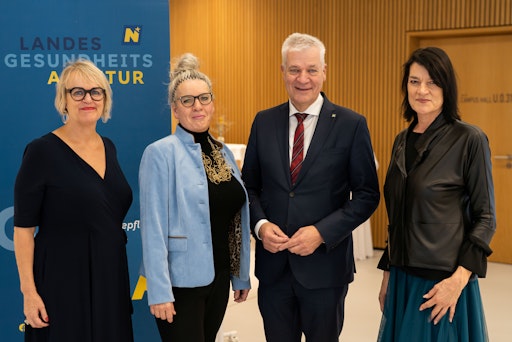 Eva Maria Schagerl, LL.M. (stv. Vorsitzende ANDA),
Pflegedirektorin Christa Grosz (UK Wr. Neustadt/ UK Hochegg),
Landesrat Anton Kasser, Maria Aichinger (UK Neunkirchen)