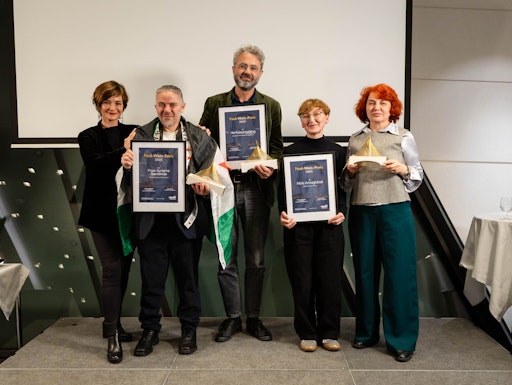 Katharina Stemberger mit Preisträger:innen Abduhlkeem Alshater,
Maximilian Steinbeis, sowie Nestan Tsetskhladze und Eter Turadze in
Vertretung für Mzia Amaglobeli (v.l.)