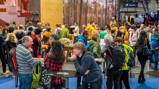 Besucherinnen und Besucher auf der Alpinmesse mit Alpinforum