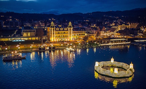 Velden verwandelt sich zur romantischen Engelsstadt und
begeistert mit dem berühmten schwimmenden Adventkranz mit über
80.000 Lichtern.