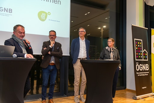 Vorschau Bild von Am Podium diskutierten (v.l.n.r.) Moderator Robert Lechner
(pulswerk GmbH), Michael Haugeneder (ATP sustain GmbH), Peter
Hinterkörner (Wien 3420) und Beate Lubitz-Prohaska (ÖGNB) daüber,
warum es Neubau braucht und wie sich seine Umweltwirkungen möglichst
gering halten lassen.