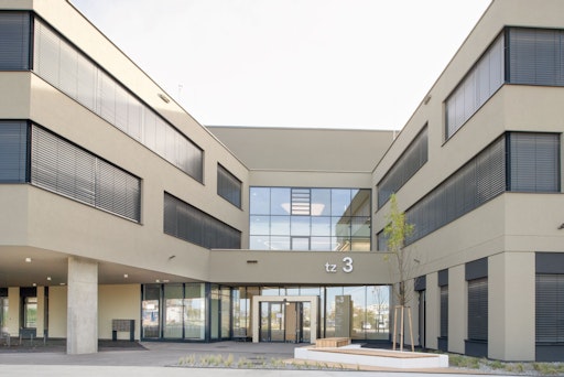 Vorschau Bild von Das dritte Gebäude des Technologiezentrums Seestadt überzeugt mit
energieeffizienter Gebäudetechnik, von der Grundwasserwärmepumpe
über die Bauteilaktivierung bis hin zur Photovoltaikanlage.