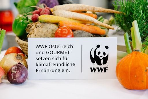 Vorschau Bild von Die Umwelt- und Naturschutzorganisation WWF Österreich und
GOURMET setzen sich seit 2015 gemeinsam für eine klimafreundliche
Ernährung ein.