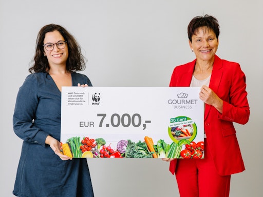 Pegah Bayaty, WWF-Expertin für nachhaltige Ernährung (links im
Bild), und Mag.a Claudia Horacek, Geschäftsfeldleiterin Business
Catering (rechts im Bild) bei der Scheckübergabe.