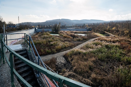 Vorschau Bild von Mit einem Fassungsvermögen von fast 1,2 Millionen Kubikmeter
schützen die Rückhaltebecken in Auhof die Stadt Wien auch bei einem
5000-jährigen Hochwasser.