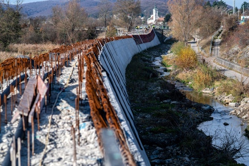 Vorschau Bild von Der Ausbau der Hochwasserrückhaltebecken in Auhof wird Ende 2026
abgeschlossen.