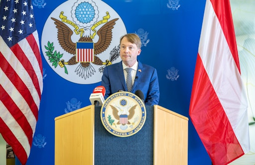 Botschafter Art Fisher bei der Ankunft in Wien