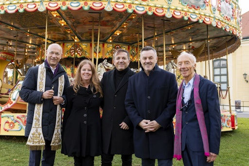 Das historische Karussell und das neue Fürstenkarussell Bistro &
Café sind ein Meilenstein des Entwicklungsprojekts „Hietzinger
Areal“ mit Schwerpunkt für Kinder. Die Schönbrunn Group erweitert
damit das historische Gesamterlebnis rund um Schloss Schönbrunn um
eine familienfreundliche Attraktion.