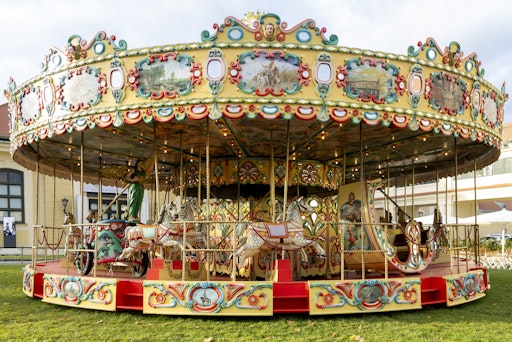 Vorschau Bild von Das historische Karussell und das neue Fürstenkarussell Bistro &
Café sind ein Meilenstein des Entwicklungsprojekts „Hietzinger
Areal“ mit Schwerpunkt für Kinder. Die Schönbrunn Group erweitert
damit das historische Gesamterlebnis rund um Schloss Schönbrunn um
eine familienfreundliche Attraktion.