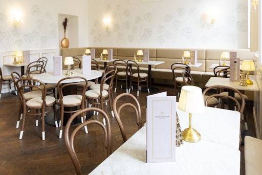 Vorschau Bild von Das historische Karussell und das neue Fürstenkarussell Bistro &
Café sind ein Meilenstein des Entwicklungsprojekts „Hietzinger
Areal“ mit Schwerpunkt für Kinder. Die Schönbrunn Group erweitert
damit das historische Gesamterlebnis rund um Schloss Schönbrunn um
eine familienfreundliche Attraktion.