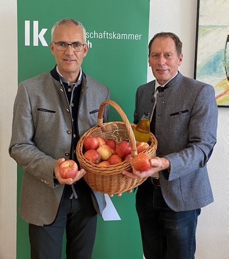 Der Obmann des Branchenverbands für Obst und Gemüse (ÖBOG),
Manfred Kohlfürst (links), und der Präsident der
Landwirtschaftskammer Österreich (LKÖ), Josef Moosbrugger (rechts),
nehmen den "Tag des Apfels" am 14.11. zum Anlass, um auf die
Leistungen, aber auch Herausforderungen der Obstbranche hinzuweisen.