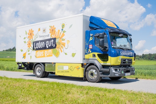 SONNENTOR setzt auf E-Mobilität - zum Fuhrpark zählt auch ein
E-LKW zur regionalen Abholung und Auslieferung der Kräuterschätze.