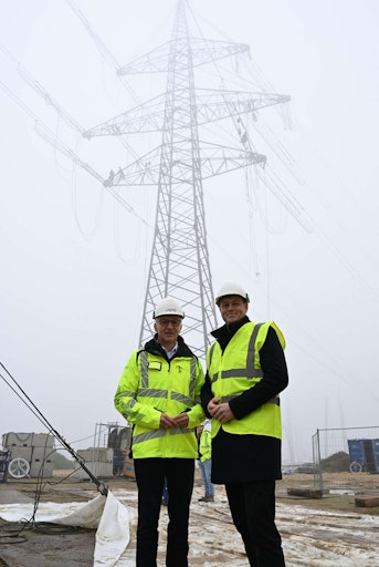 APG-Vorstandssprecher Gerhard Christiner und OÖ Umwelt- und
Klimalandesrat Stefan Kaineder bei einer Mastbaustelle in der
Gemeinde Kronstorf