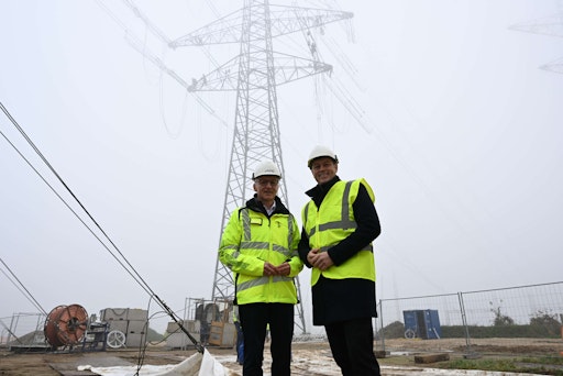 Vorschau Bild von APG-Vorstandssprecher Gerhard Christiner und OÖ Umwelt- und
Klimalandesrat Stefan Kaineder bei einer Mastbaustelle in der
Gemeinde Kronstorf