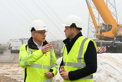 Vorschau Bild von APG-Vorstandssprecher Gerhard Christiner und OÖ Umwelt- und
Klimalandesrat Stefan Kaineder bei einer Mastbaustelle in der
Gemeinde Kronstorf