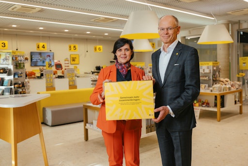 „Gemeinsam mehr zusammenbringen“: Auch heuer sind in allen
Postfilialen österreichweit speziell gestaltete CARE x
Post-Paketboxen erhältlich – pro verkaufter Verpackung spendet die
Post 50 Cent an die CARE-Nothilfe.