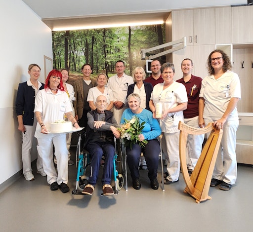 Leitende Diätologin Andrea Waser, DGKP Nina Kreimer, OÄ Dr.
Elisabeth Mock (Leitung Palliativstation), Standesbeamter Friedrich
Bühringer, Stationsleitung DGKP Manuela Supanschitz, Prim. Univ.
Prof. Dr. Armin Gerger (Leiter Innere Medizin 2), DGKP Anna Hübl,
DGKP Florian Rumpl, DGKP Inge Enengel, DGKP Julia Kronberger,
Musiktherapeutin Barbara Riepert mit dem frischvermählten Ehepaar
Reinhard Tauscher und Carmen Antonijevic
