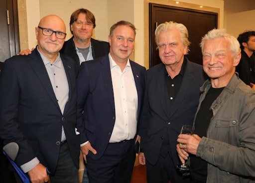 Musikfonds-Geschäftsführer Harry Fuchs, Musikfonds-Obmann Georg
Tomandl, Vizekanzler und Kulturminister Andreas Babler,
AKM-Präsident Peter Vieweger und Boris Bukowski (vlnr.) bei der
20-Jahr-Feier des Österreichischen Musikfonds