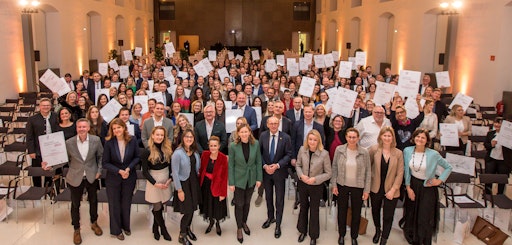 Claudia Plakolm, Bundesministerin für Europa, Integration und
Familie, überreichte am 12.11.2025 das staatliche Gütezeichen an
zertifiziert familienfreundliche Unternehmen, Institutionen und
Hochschulen.