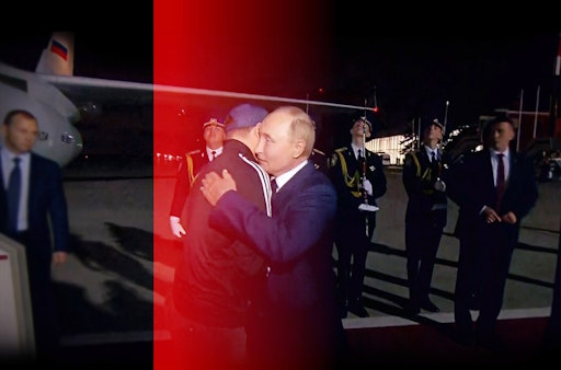 Die Macht des russischen Geheimdiensts | Ab Dienstag, 25.
November auf arte.tv und um 20.15 Uhr auf ARTE Honorarfreie
Verwendung nur im Zusammenhang mit genannter Sendung und bei
folgender Nennung "Bild: Sendeanstalt/Copyright". Andere
Verwendungen nur nach vorheriger Absprache: ARTE-Bildredaktion,
Silke Wölk Tel.: +33 3 90 14 22 25, E-Mail: bildredaktion@arte.tv //
Weiterer Text über ots und www.presseportal.de/nr/9021 / Die
Verwendung dieses Bildes für redaktionelle Zwecke ist unter
Beachtung aller mitgeteilten Nutzungsbedingungen zulässig und dann
auch honorarfrei. Veröffentlichung ausschließlich mit
Bildrechte-Hinweis.