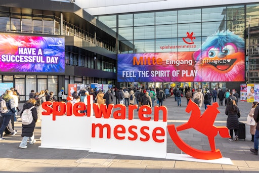 Die Spielwarenmesse verwandelt vom 27. bis 31. Januar 2026 das
Nürnberger Messegelände für die weltweite Fachbranche in ein
einzigartiges Erlebnisareal mit jeder Menge Aktionen, die zum
Feiern, Entdecken und Vernetzen einladen. // Weiterer Text über ots
und www.presseportal.de/nr/40482 / Die Verwendung dieses Bildes für
redaktionelle Zwecke ist unter Beachtung aller mitgeteilten
Nutzungsbedingungen zulässig und dann auch honorarfrei.
Veröffentlichung ausschließlich mit Bildrechte-Hinweis.