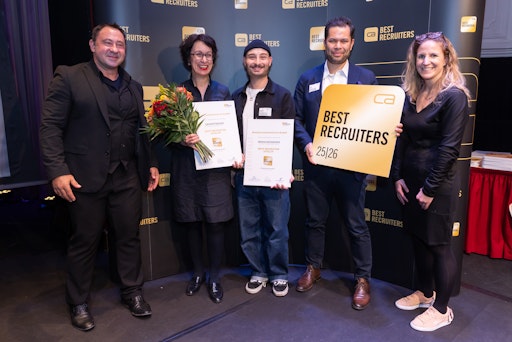 Vorschau Bild von Das BRZ-Recruiting-Team, vertreten durch HR-Abteilungsleiterin
Myriam Mokhareghi, Recruiter Alexander Charlos und Recruiter Paul
Posch (v.l.n.r.), übernimmt die Auszeichnung als
Studien-Gesamtsieger sowie Branchensieger in der Kategorie
IT/Software/Telekom von Christian Pasteka, Studienleitung Best
Recruiters und Agnes Koller, Studienbeirat Best Recruiters
