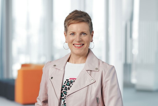 Michaela Gold, Teamleiterin Online und Social Media bei der
ASFINAG, setzt jetzt bei der internen Kommunikation und beim
Recruiting auf die LOLYO Mitarbeiter-App „POLLI“.