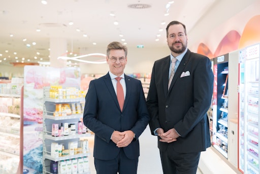 Harald Bauer, Vorsitzender der dm Geschäftsführung (re.) und
Thomas Köck, Geschäftsführer dm