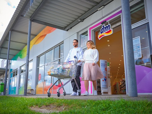 Vorschau Bild von Hoch qualitative dm Marken, ein attraktives Stammkundenprogramm
und ein konsequentes Dauerpreiskonzept sind weiterhin die drei
Säulen der Preiswürdigkeit bei dm. In den aktuell 381 Märkten, im
Online-Shop sowie in den 118 Friseur- und 87 Kosmetikstudios wurde
im vergangenen Geschäftsjahr ein Umsatz von 1,374 Mrd. Euro erzielt
(+5,6 %) erzielt.