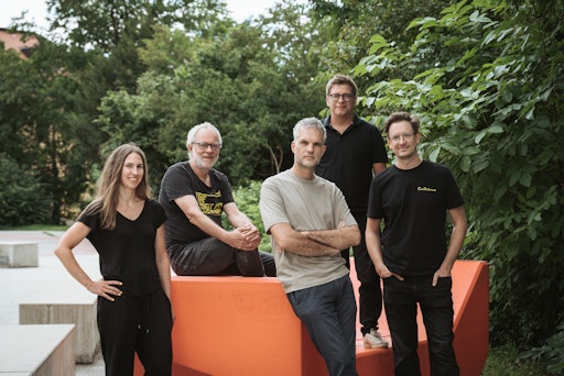  Die beiden Geschäftsführer von kest Walter Stromberger (Mitte)
und Christoph Kerschner (2. von rechts) gemeinsam mit den
Kolleg:innen der Agentur Atteneder aus Steyr.