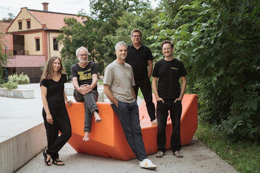 Vorschau Bild von Die beiden Geschäftsführer von kest Walter Stromberger (Mitte)
und Christoph Kerschner (2. von rechts) gemeinsam mit den
Kolleg:innen der Agentur Atteneder aus Steyr.