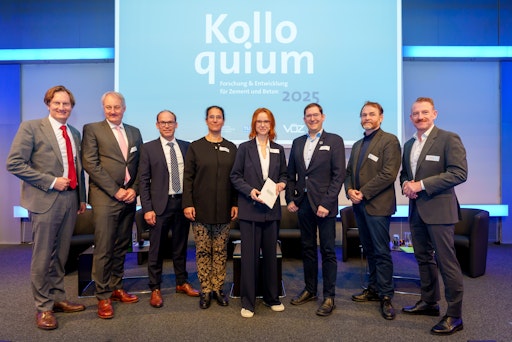 v.l.n.r.: Sebastian Spaun, Florian Rudolf-Miklau, Roman Kohler,
Judith Engel, Nicola Löwenstein, Simon Tschannett, Daniel Zimmermann
und VÖZ-Präsident Haimo Primas