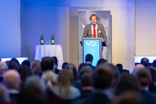 Vorschau Bild von VÖZ-Geschäftsführer Sebastian Spaun bei der Eröffnung des
Kolloquiums