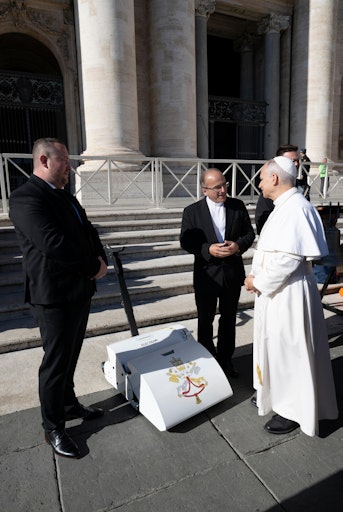 Swardman Electra 2.0 Übergabe an den Papst // Weiterer Text über
ots und www.presseportal.de/nr/181416 / Die Verwendung dieses Bildes
für redaktionelle Zwecke ist unter Beachtung aller mitgeteilten
Nutzungsbedingungen zulässig und dann auch honorarfrei.
Veröffentlichung ausschließlich mit Bildrechte-Hinweis.