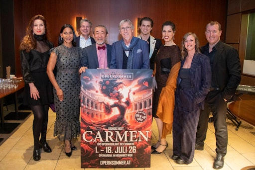 Vorschau Bild von Von Links nach Rechts: Isabel Leonard (Carmen), Natalie
Pena-Comas (Micaëla), Paul Armin Edelmann (Escamillo), Joji Hattori
(Intendant & Dirigent), Manfred Waba (Bühnenbild), Daniel Gutmann
(Escamillo), Na'ama Goldman (Carmen), Jessica Wurzer (Choreografie),
Dominik Am Zehnhoff-Söns (Inszenierung & Casting Director)
