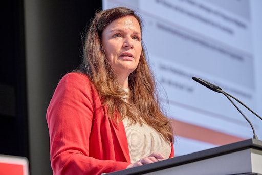 Die Direktorin der AK Niederösterreich, Mag. Bettina Heise bei
der Vollversammlung der AK am 14. November 2025.