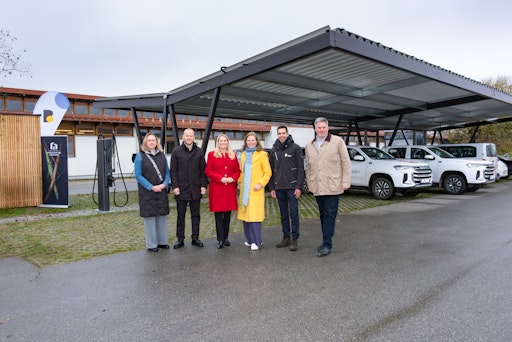 PV-Carport mit Stromspeicher und Ladesäulen